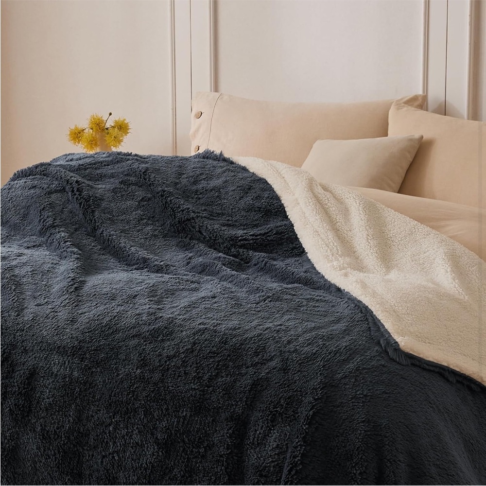 Luxurious shaggy fleece sherpa Blanket - Picture 4 of 6